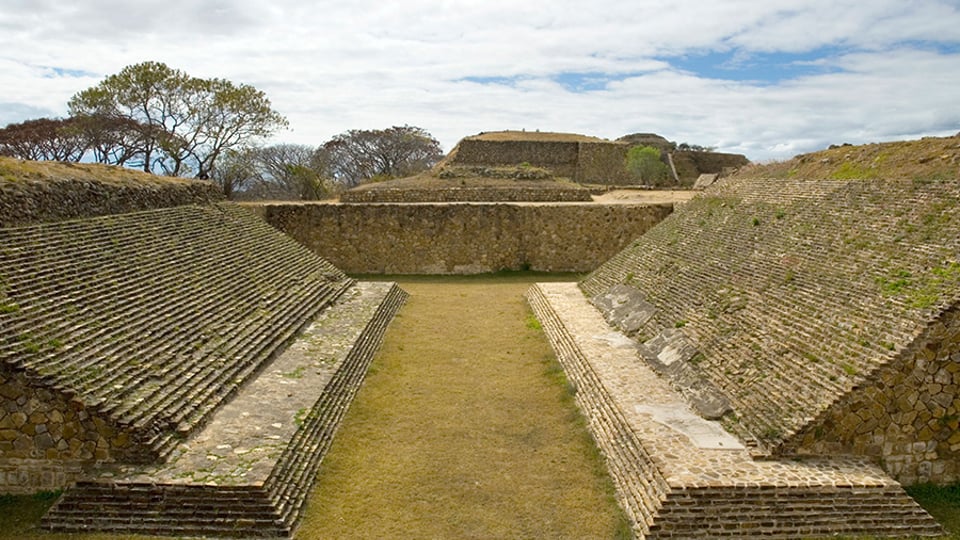 Самый большой из древних стадионов для игры в мяч найден в Эль Тахине. Там играли в тлачтли, прообраз современного футбола